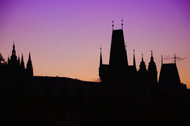 Prag Kuleleri, Çek Cumhuriyeti. Gün batımına karşı siyah anıt silueti.
