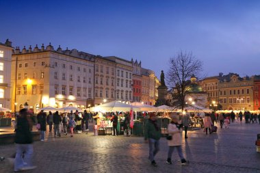 Rynek Meydanı akşam Krakow, Polonya 'da. Krakow Tarihi Merkezi UNESCO 'nun Dünya Mirasları Alanıdır..