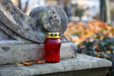 Krakow 'daki Rakowicki Mezarlığı' nda mum. Tarihi Rakowice mezarlığı bir kültür mirası anıtıdır..