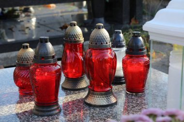 Polonya 'nın Varşova kentindeki Azizler Günü' nde (Wszystkich Swietych) bir mezarlıkta mumlar..