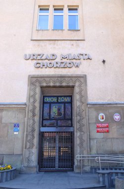 CHORZOW, POLAND - 7 Nisan 2018: Chorzow, Polonya Belediye Binası (Urzad Miasta). Chorzow, Silezya bölgesinde orta büyüklükte bir şehirdir..