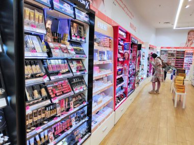 KATOWICE, POLAND - 3 Kasım 2023: Katowice, Polonya 'da bir güzellik mağazasında makyaj ürünü seçimi.