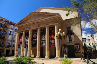 ALICANTE, İspanya - 16 Nisan 2025: Valenciana 'daki Alicante şehrindeki Teatro Principal Tiyatro Binası (Comunidad Valenciana).