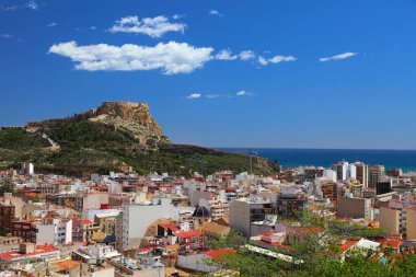 Valencian Community 'deki Alicante şehri (Comunidad Valenciana), İspanya. Saint Barbara Kalesi 'nin güneşli manzarası.