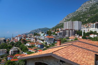 Arnavutluk 'un Kruje kasabası (Kruja olarak da bilinir). Dağlı şehir manzarası.