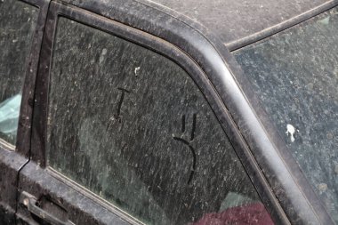 Yıkanmadan önce kirli araba. Pencereleri ve ön camları çamurlu küçük araba..