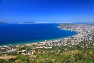 Adriyatik Denizi ile Vlore şehri hava manzarası. Arnavutluk 'un Vlore kentinde yaz.