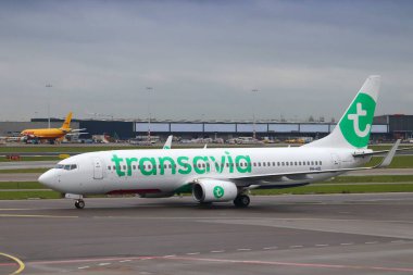 AMSTERDAM, NETHERLANDS - 6 Aralık 2018: Transavia düşük maliyetli havayolu şirketi Boeing 737-800 Amsterdam 'daki Schiphol Havalimanı' nda. Schiphol dünyanın en yoğun havaalanlarından biridir..