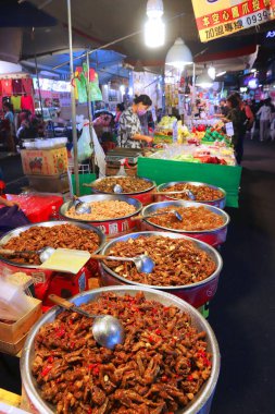 TAIPEI, TAIWAN - 4 Aralık 2018: Vendor, Taipei 'deki Raohe Gece Pazarı' nda sokak yemekleri pişiriyor. Gece gıda pazarları Tayvan kültürünün büyük bir parçasıdır..