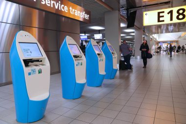 AMSTERDAM, NETHERLANDS - 21 Kasım 2018: Amsterdam 'daki Schiphol Havaalanı' nda kendi kendini kontrol etme makineleri.
