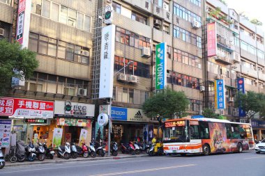TAIPEI, TAIWAN - 5 Aralık 2018: Taipei, Tayvan 'ın Xinyi ilçesinde scooter park ve şehir otobüsü. Taipei, Tayvan 'ın en büyük şehri olup, nüfusu 8.5 milyondur..