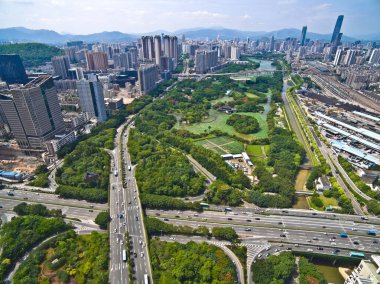 Şehir Viyadük Köprüsü yol manzarasının kuş bakışı hava fotoğrafçılığı