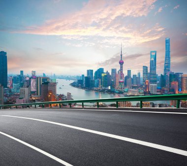 Boş yol dokulu zemin hava fotoğrafçılığı kuş-göz görüş-Shanghai bund manzarası gündoğumu 