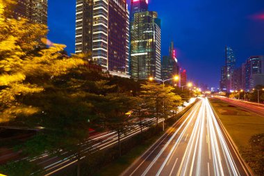 Boş yol yüzey zemin ile modern şehir Simgesel Yapı mimari arka gece çekimi  