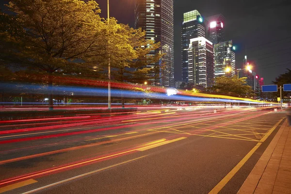 空の道路夜のシーンの近代的な都市のランドマーク建築背景を持つ床面 — ストック写真