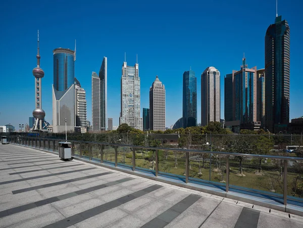 Tom Väg Marmorgolv Gångbro Med City Landmark Kontorsbyggnader Bakgrunder Shanghai — Stockfoto