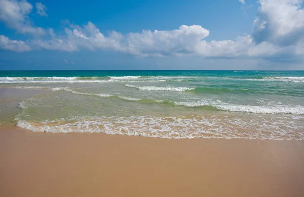 Coastline at empty sea and beach background — Stock Photo, Image