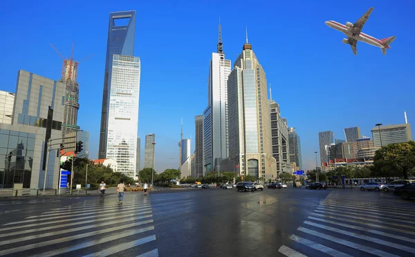 空的路面与城市地标建筑背景 — 图库照片