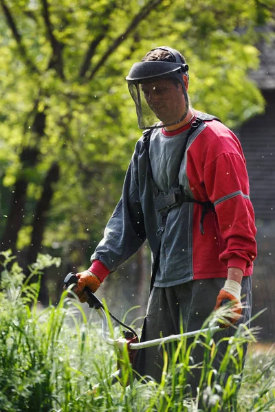 Pekerja Pria Dengan Alat Listrik Alat Pemangkas Mesin Pemotong Rumput — Stok Foto