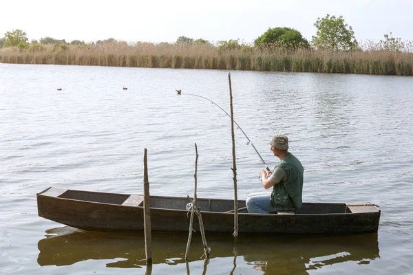 Pêcheur Capturant Poisson Dans Rivière — Photo