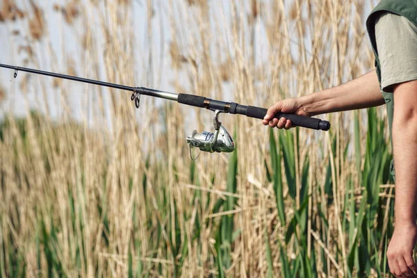 Fisherman Ręka Trzyma Wędkę Kołowrotka — Zdjęcie stockowe