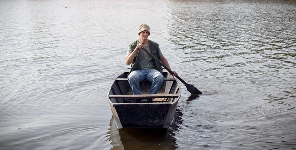 Joven Barco Pesca Río — Foto de Stock