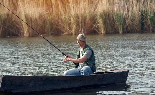 Pescatore Giovane Pesca Sul Fiume Estate — Foto Stock