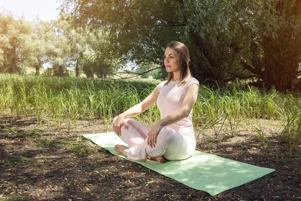 Yoga - meditasyon için hayatını dengelemek için — Stok fotoğraf