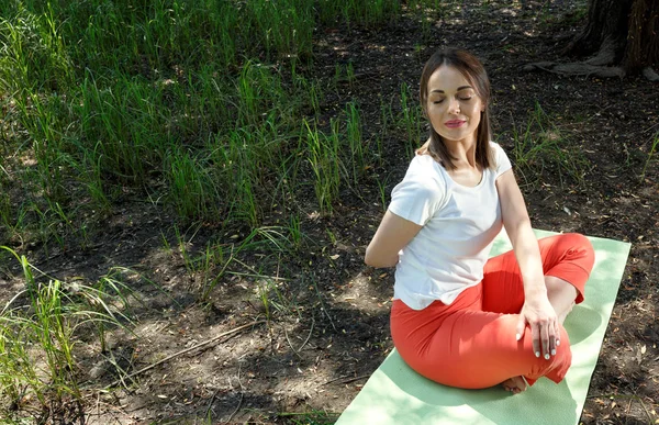 Yoga Relax Kadın Doğada Yoga Poz — Stok fotoğraf