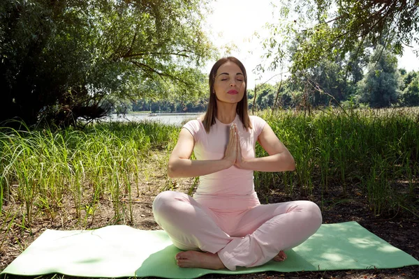 Açık Rahatlatıcı Üzerinde Genç Kadın Pratik Yoga Temiz Hava — Stok fotoğraf