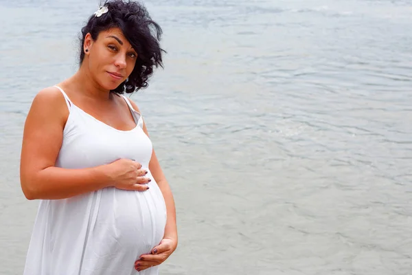 Krásná Těhotná Žena Břehu Řeky — Stock fotografie