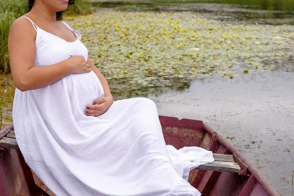Krásná Těhotná Mladá Žena Relaxační Lodi Řece — Stock fotografie