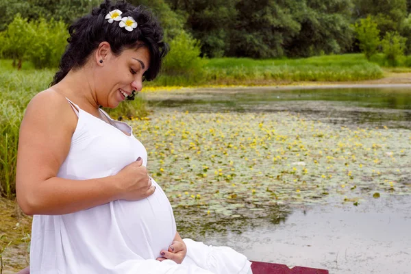 Sorrindo Atraente Mulher Grávida Desfrutando Perto Lago — Fotografia de Stock