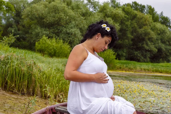 Gravidez Natureza Conceito Bela Mulher Grávida Descansando Rio — Fotografia de Stock