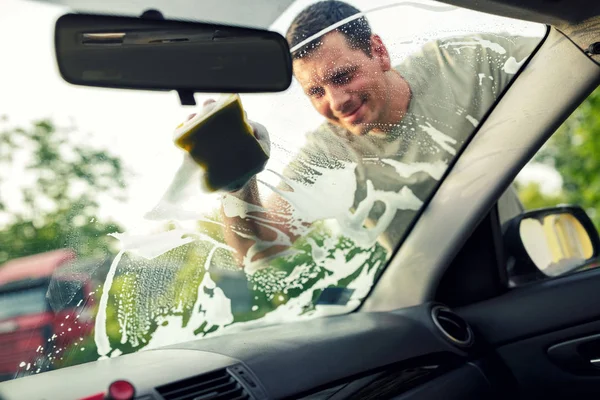 Lächelnder Mann Putzt Autoscheiben Mit Schwamm Und Schaum — Stockfoto