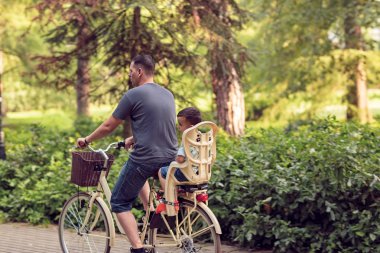 Aile mutlu baba ve oğul Bisiklet Park açık havada - Bisiklete binme