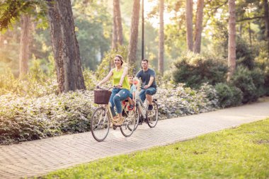 Park-Boy Bisiklet Bisiklet anne ve babayla mutlu aile