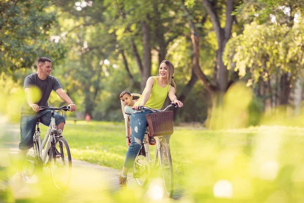 Счастливые Активные Отец Мать Ребенком Велосипедах Развлекаются Парке — стоковое фото