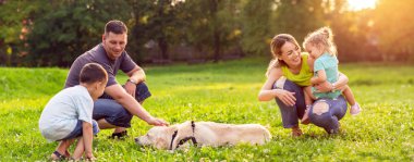 mutlu bir aile ile altın geri almak - mutlu aile köpek park oynamaktan eğleniyor