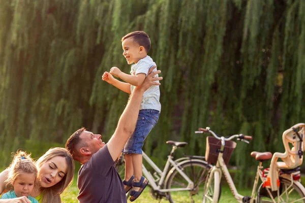 Famiglia Felicità Infanzia Concetto Persone Padre Figlio Carino Che Giocano — Foto Stock