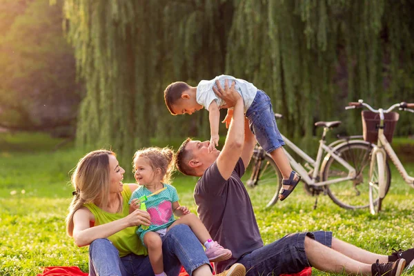 Tiempo Familia Feliz Familia Joven Con Niños Pequeños Divirtiéndose Naturaleza —  Fotos de Stock