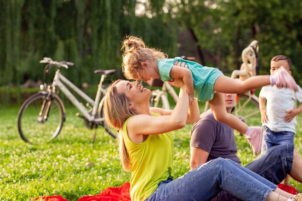 Buon Tempo Famiglia Giovane Madre Che Cresce Sua Bambina Sorridente — Foto Stock