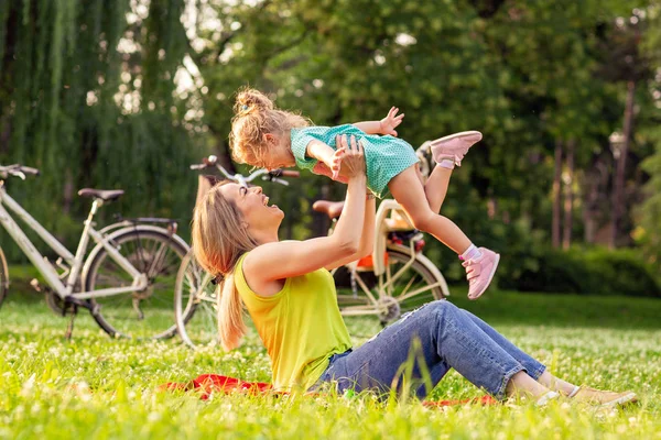 Famiglia Felicità Infanzia Concetto Persone Giovane Madre Che Cresce Sua — Foto Stock