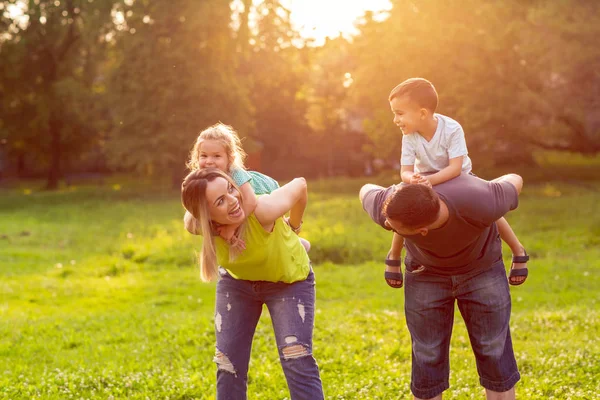 Familia Felicidad Infancia Concepto Gente Padres Felices Dando Paseo Cuestas —  Fotos de Stock