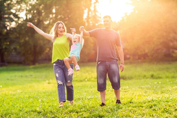 Parkta zevk çocuklu genç Aile