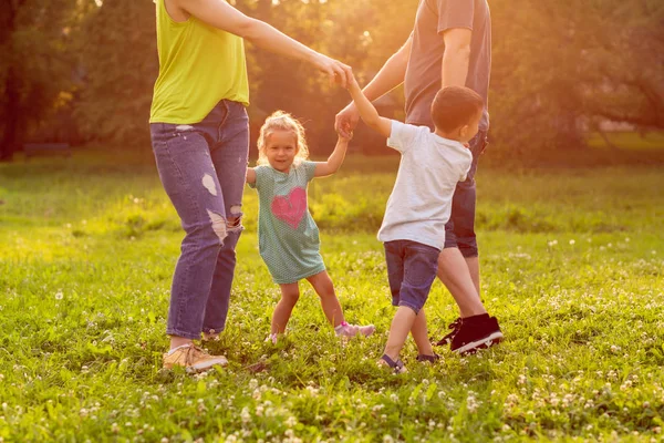 Familia Felicidad Infancia Concepto Gente Feliz Familia Joven Jugando Con —  Fotos de Stock