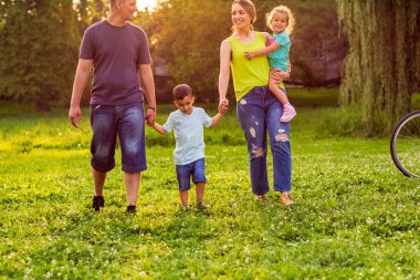 Parkta zevk birlikte mutlu neşeli aile-genç Aile