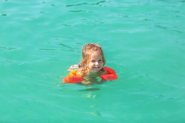 Souriant Enfant Fille Profiter Des Vacances Été Piscine — Photo