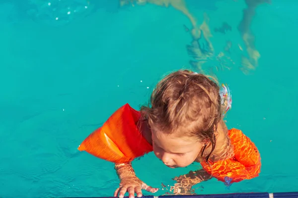 Glückliches Kind Das Schwimmbad Spielt Sommerferienkonzept — Stockfoto