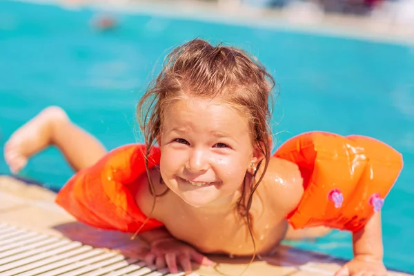 Pool Glückliches Kind Das Schwimmbad Spielt Sommerferienkonzept — Stockfoto